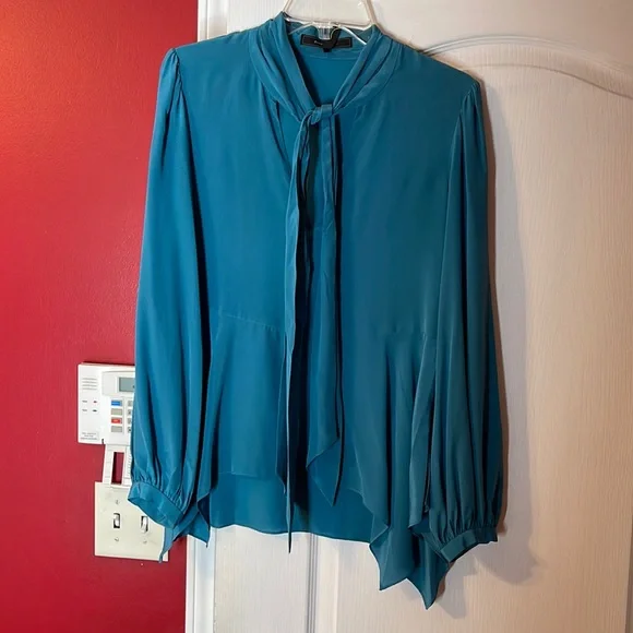 ❌❌❌SOLD❌❌❌BCBG MAXAZRIA BLOUSE - Picture 2 of 9